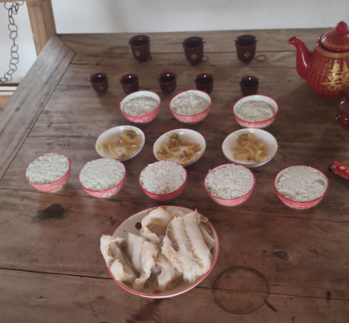 清明节堂前祭祖上香